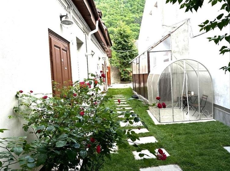 Proprietate cu 3 apartamente, rezidential/ comercial, locuri parcare - 1