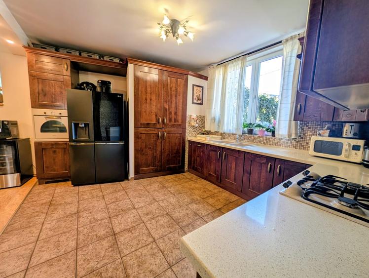 Vila superba 2003,P+E+M,300mpu,6 cam,teren 400mp,colt,renovata,tip mediteranean - 9