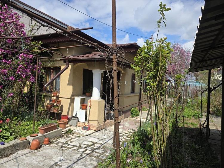 Casa la curte de vanzare , sector 1 - 6