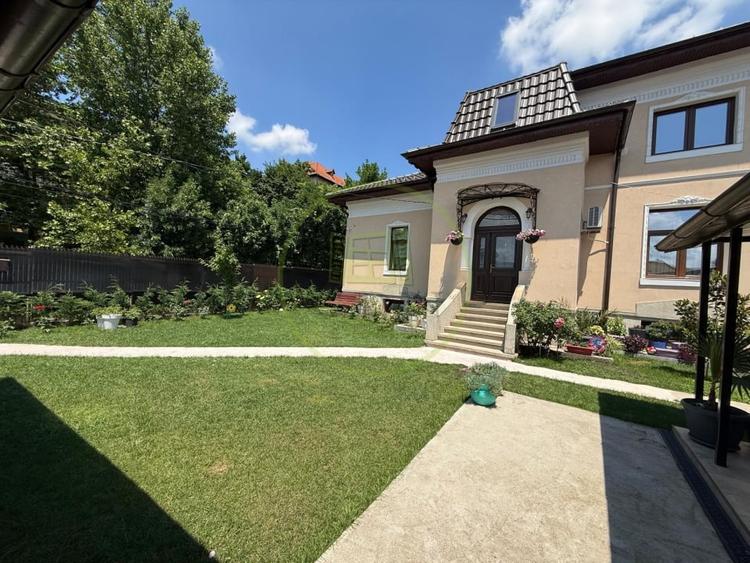 Casă individuală cu 10 camere cu Canalizare în Central