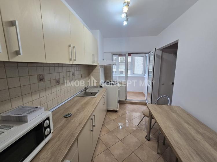 Apartament cu 3 camere decomandat, mobilat în Central