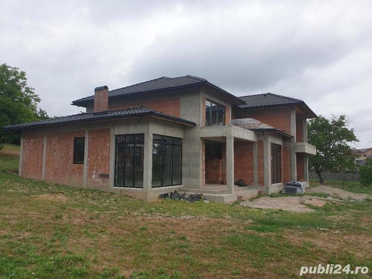 Casă cu 5 camere cu Teren 2000 Mp în Gârdani