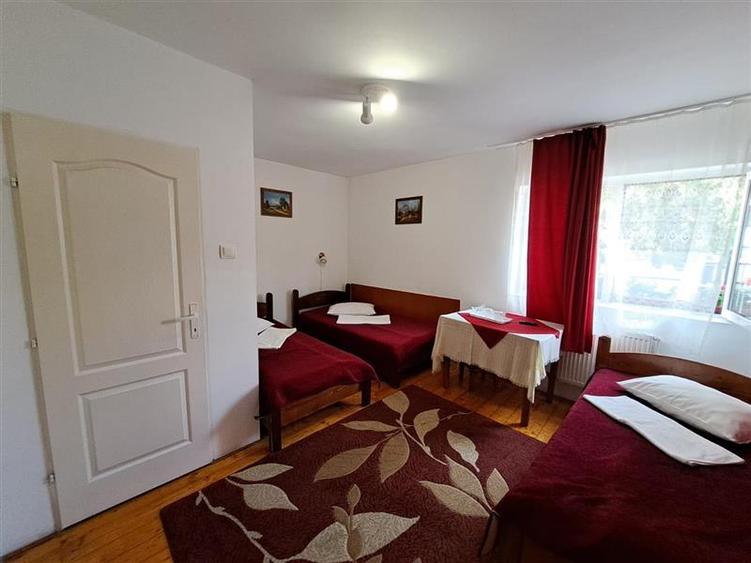 Casă individuală cu 8 camere cu Canalizare în Dâmbul Rotund
