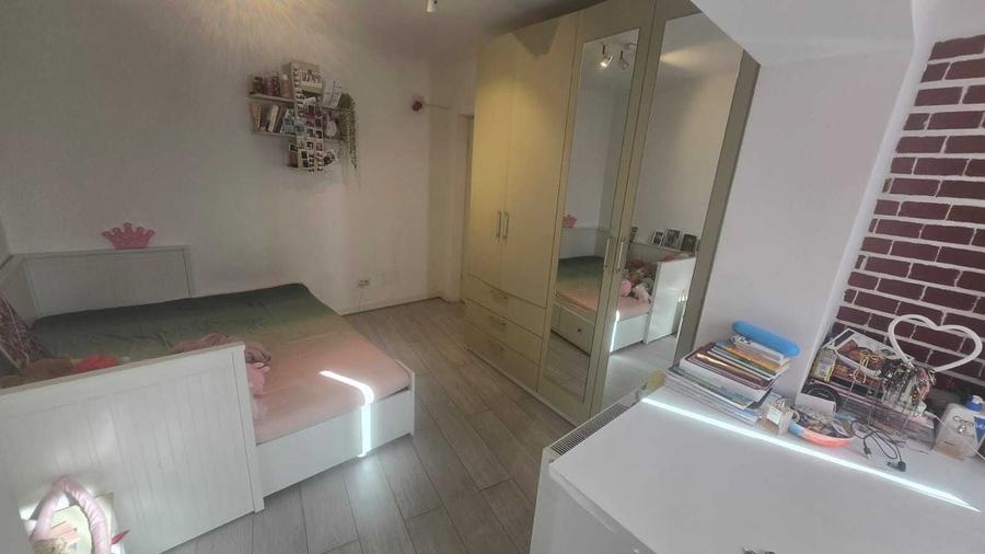 Apartament cu 4 camere semidecomandat în Crângași