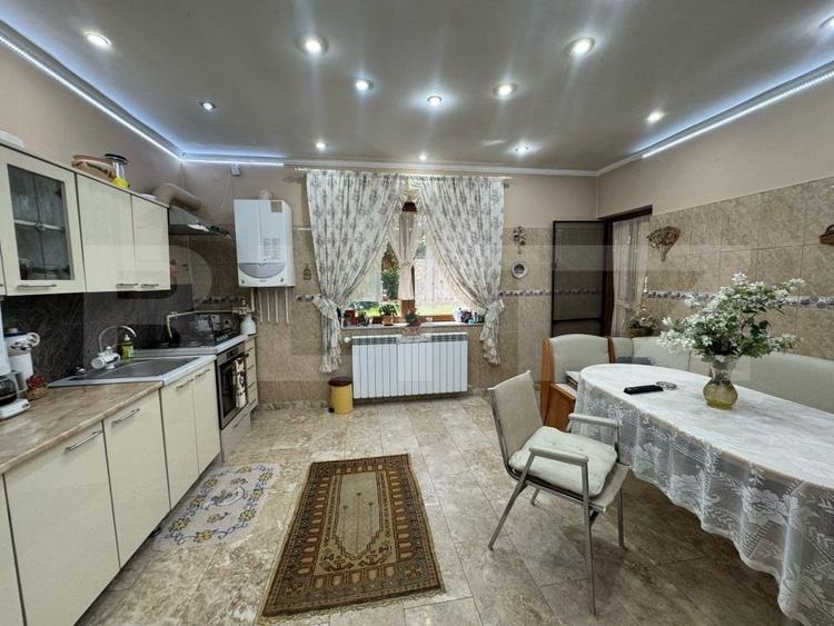 Casă individuală cu 9 camere cu Canalizare în Orăștie