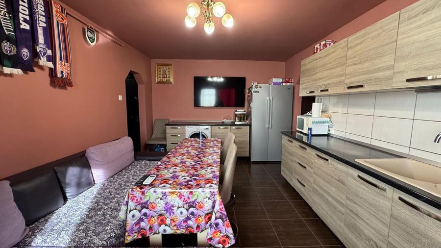 Apartament cu 4 camere, mobilat în Soarelui
