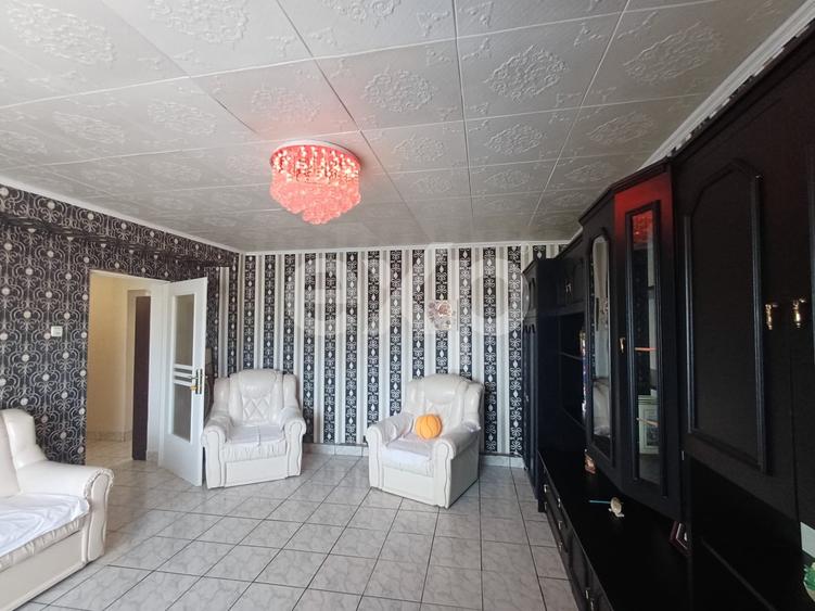Apartament cu 3 camere decomandat în Teilor