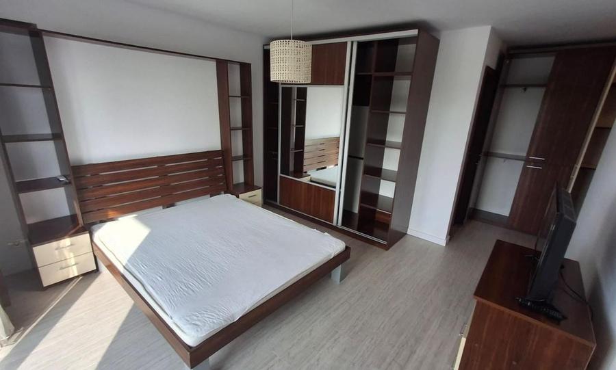Apartament cu 3 camere semidecomandat în 1 Mai