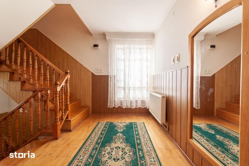 Casă cu 10 camere cu Teren 350 Mp în Exercițiu