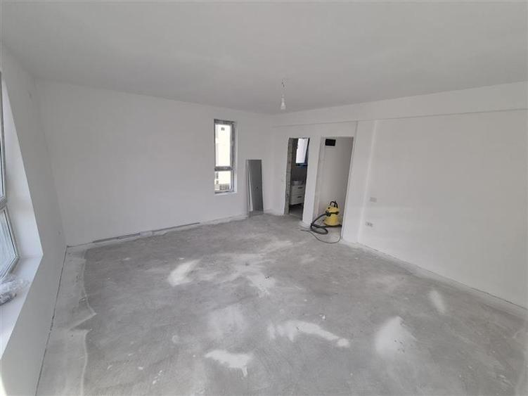 Duplex cu 4 camere cu Canalizare în Periferie
