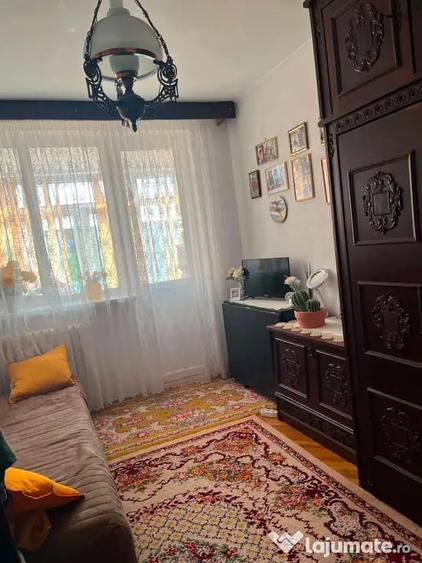 Apartament cu 4 camere semidecomandat în Crihala