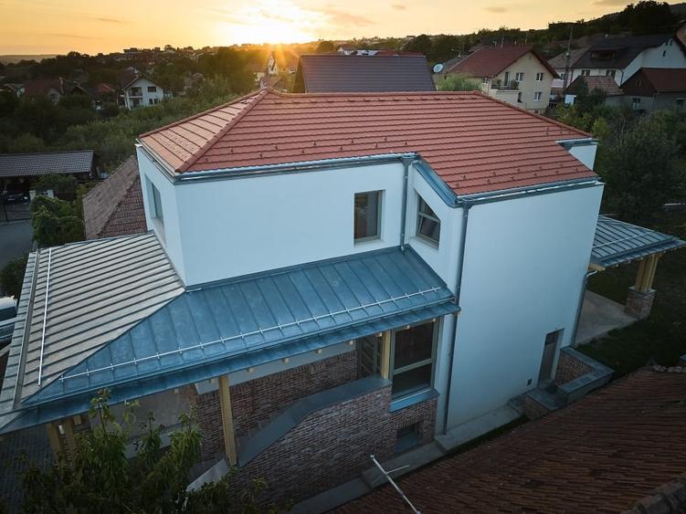 Casă individuală cu 8 camere cu Teren 596 Mp în Dâmbul Rotund