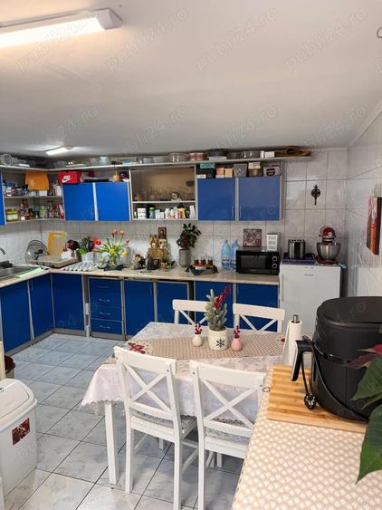 Capitol centru casa din caramda 4 camere pozitionata foarte bine - 3