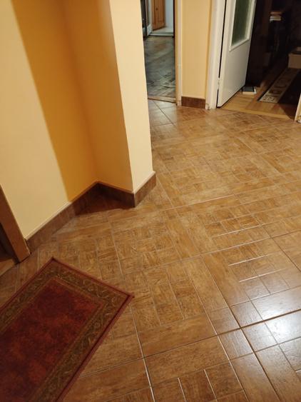 Apartament 3 camere partial mobilat, decomandat, et. 1/4 cu CT, zona Scoala 7 . - 1