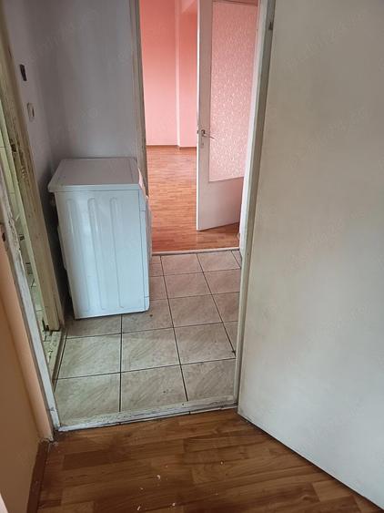 Vind ap. 2 camere semidecomandat ,etaj 3 4 zona L ,str .Dunarii cu HCC,ap. este gol ,fara gaze - 1