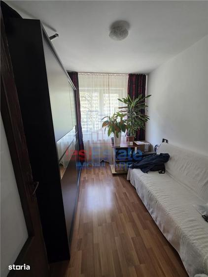 Apartament cu 3 camere semidecomandat, mobilat în Dacia