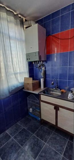 Vand apartament decomandat , cu doua camere ?i doua balcoane , la etaj 2 - 1