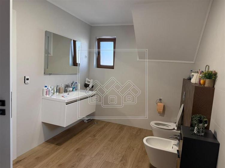 Casă cu 4 camere cu Teren 264 Mp în Tineretului