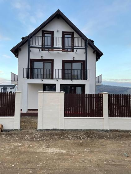 Vila conceputa pentru 3 familii Sanpetru spre Harman - 2