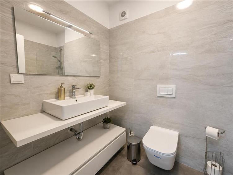 Apartament cu 2 camere decomandat, mobilat în Tractorul