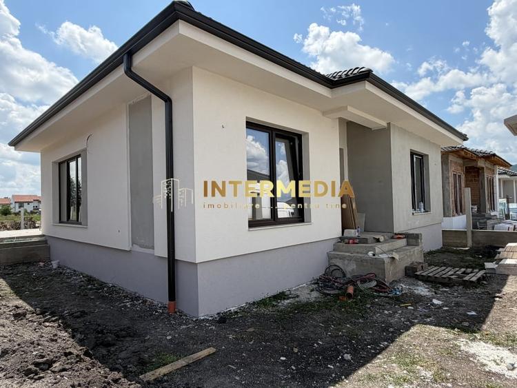 Casă individuală cu 4 camere cu Canalizare în Cetate