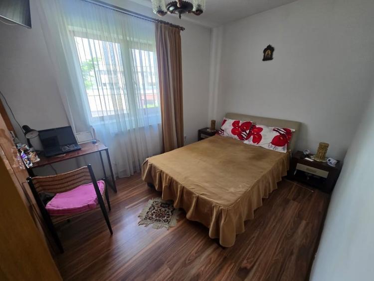 Casă individuală cu 9 camere cu Canalizare în Central