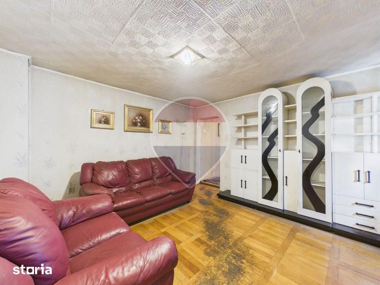 Casă cu 7 camere cu Teren 154.65 Mp în Victoriei