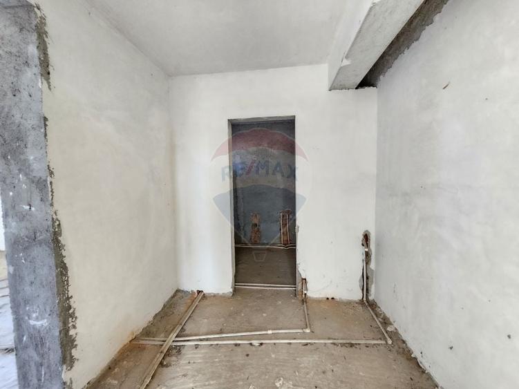 Casă individuală cu 5 camere cu Teren 446 Mp în Aviației