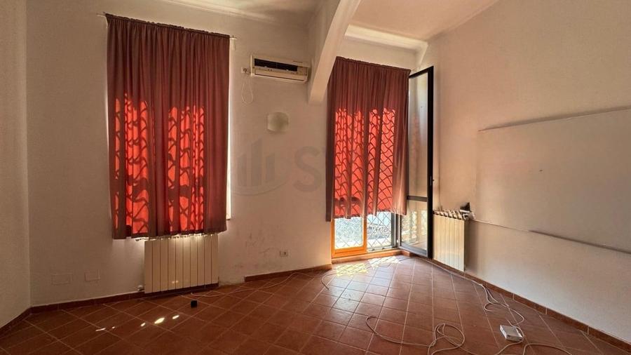 Apartament cu 15 camere circular în P-ța Unirii