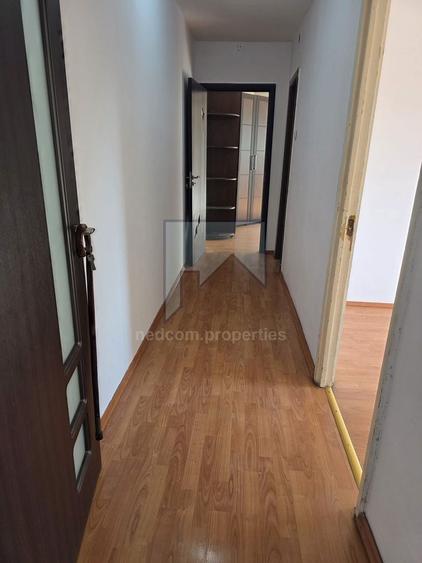 Apartament cu 3 camere semidecomandat, mobilat în Berceni
