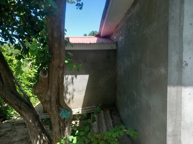 Casă cu 2 camere cu Teren 2700 Mp în Făcăeni