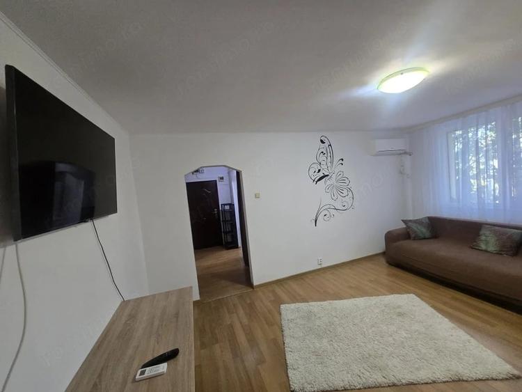Apartament cu 3 camere semidecomandat în Negru Vodă