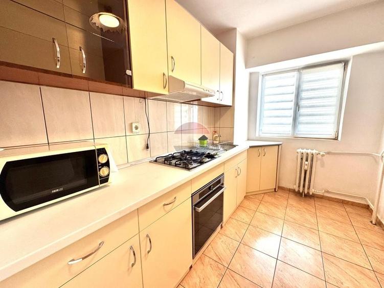 Apartament cu 4 camere decomandat, mobilat în Central