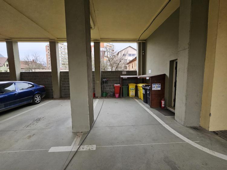 Ap. deosebit 2 cam, et. 3, semidec, cu parcare, Bogdăneștilor, colț cu Mendeleev - 16