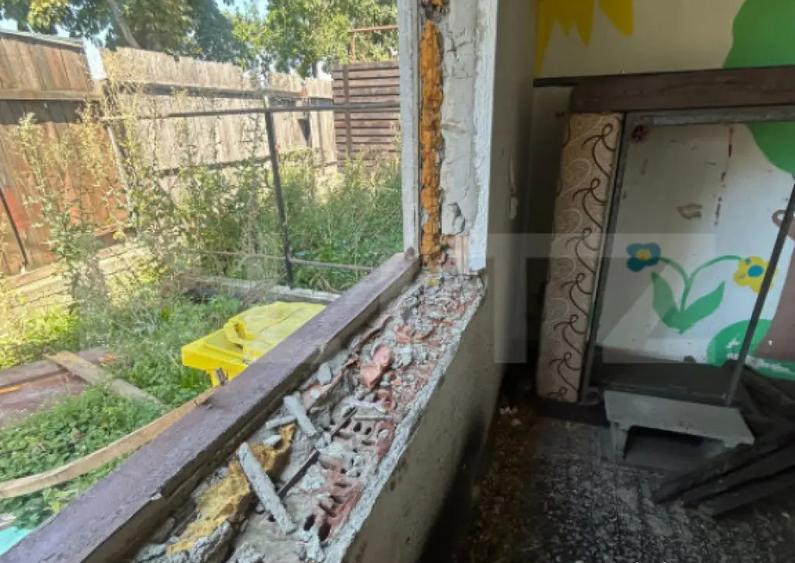 Teren ingradit si casa la rosu - 12