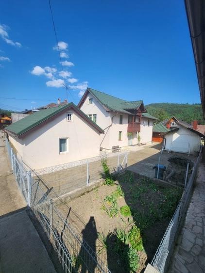 Va aducem spre vanzare o proprietate cocheta, case, foisor si curte - 1