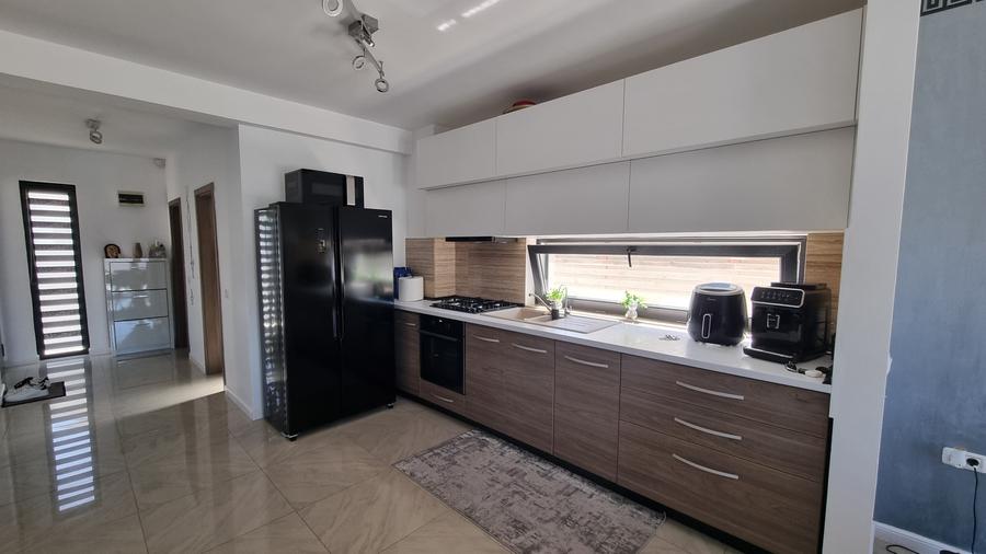 Individuala - 4 Camere - 3 Bai - Piscina - Mobilata Utilata - 8