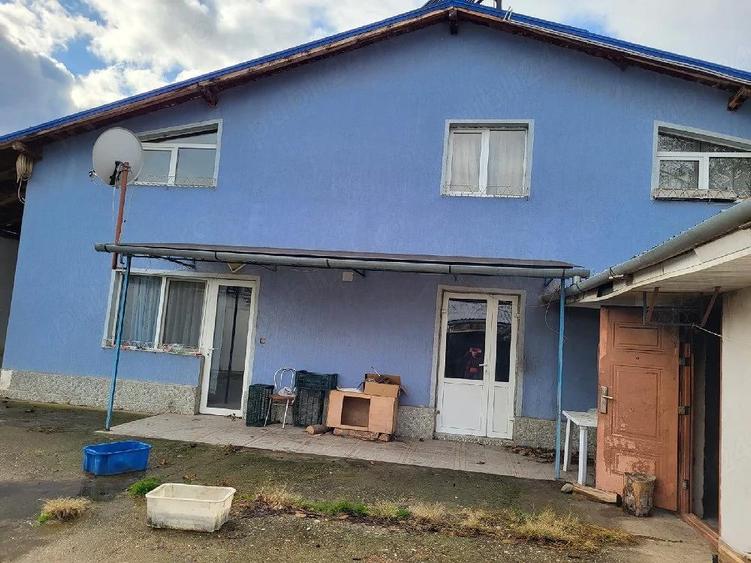 vand casa mare ,parter ?i etaj, (300mp), plus carmangerie cu spa?ii frig, alte dependin?e, teren 840 - 1