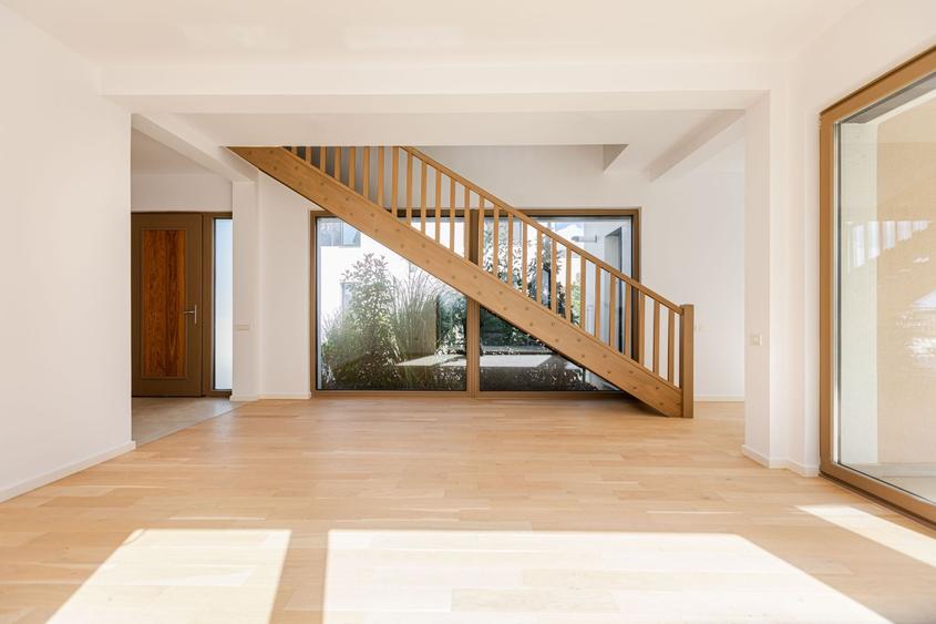 Casa Modernă cu Spații Vitrate Generoase - 2