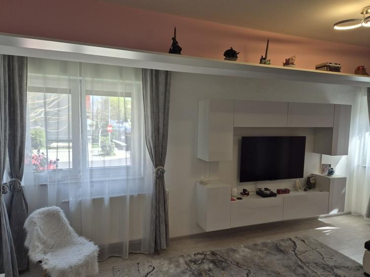 Apartament cu 3 camere decomandat în Exterior Vest