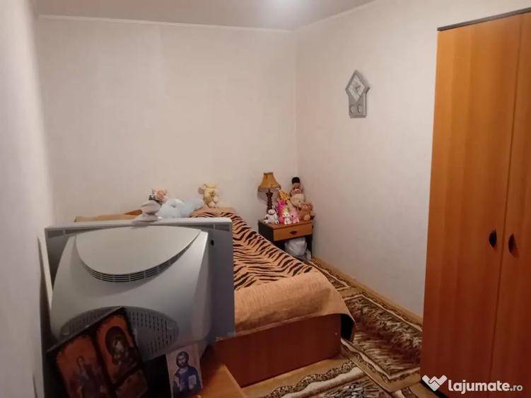Apartament cu 3 camere semidecomandat în Dărmănești
