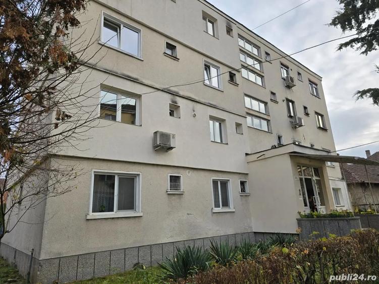 Proprietar vand apartament decomandat 90 mp - 3 camere in Brad - 7