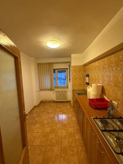 Vânzare apartament de 3 camere Decebal- vedere stradala - 2