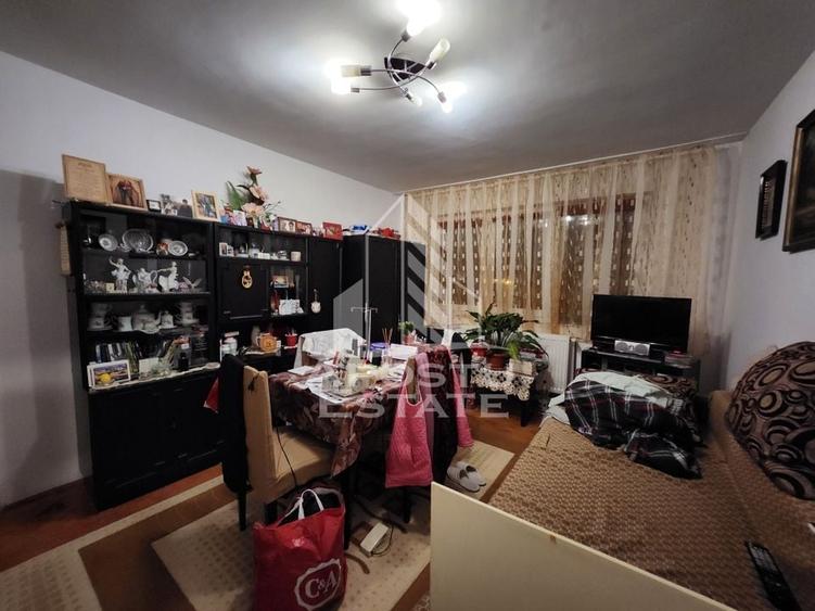 Apartament cu 4 camere, centrala proprie, etaj intermediar, zona Dacia - 1