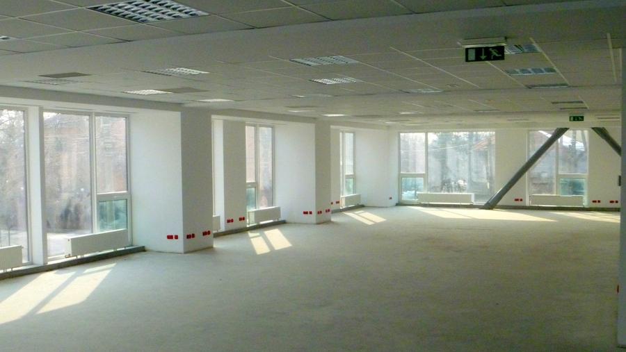 Spatiu birouri de inchiriat -  1/2 din etajul 1 + locuri de parcare - 6