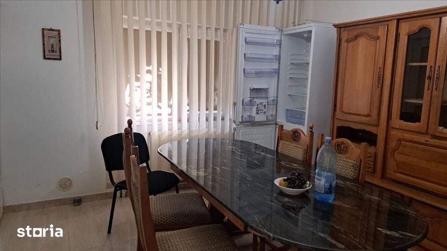 Casă cu 8 camere cu Teren 560 Mp în Central