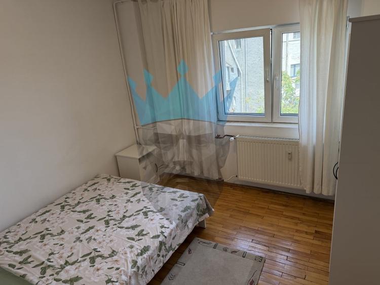Apartament cu 3 camere semidecomandat, mobilat în P-ța Romană