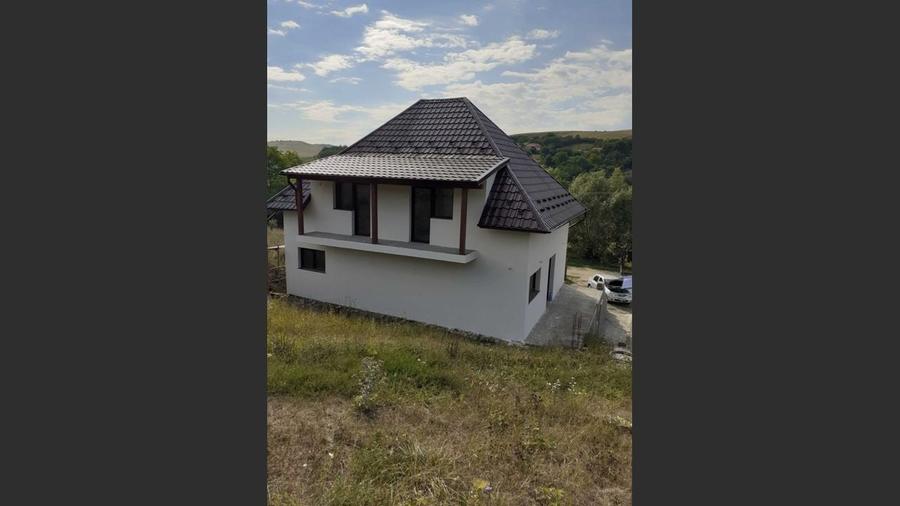 Casă cu 7 camere cu Garaj în Cara