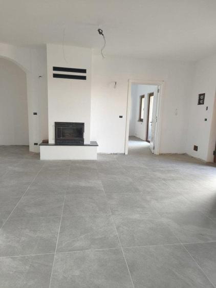 Casă cu Teren 2500 Mp în Marginea