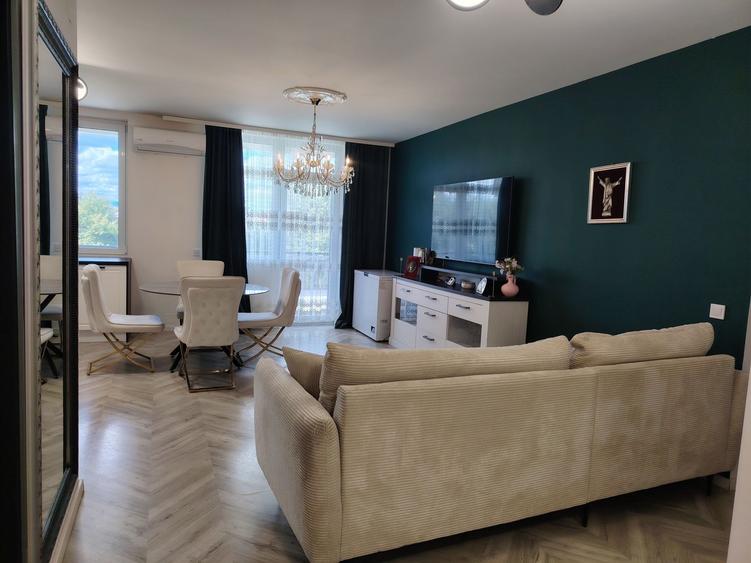Apartament cu 3 camere decomandat în Florești